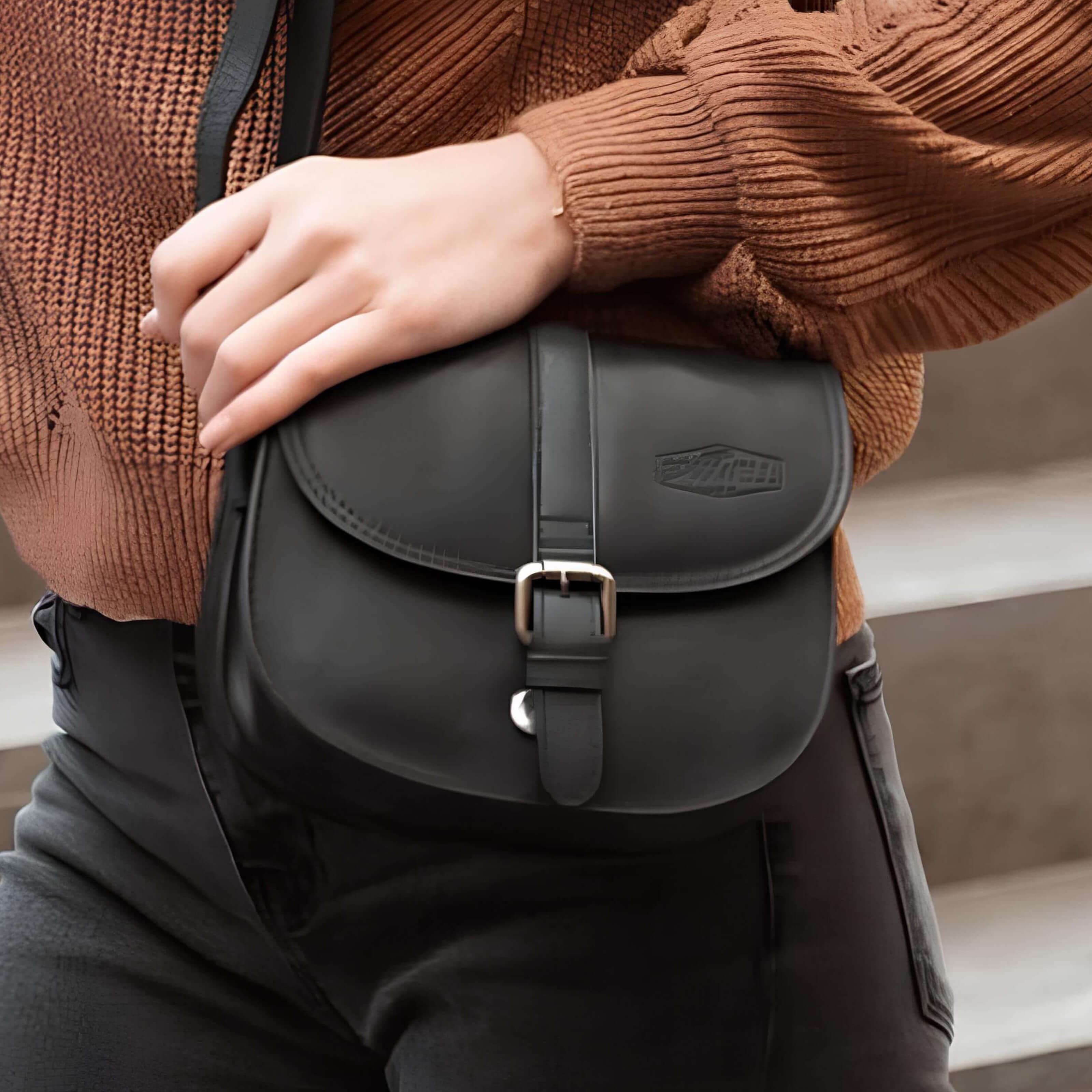 Kožená crossbody kabelka Sparwell Kamile, černá