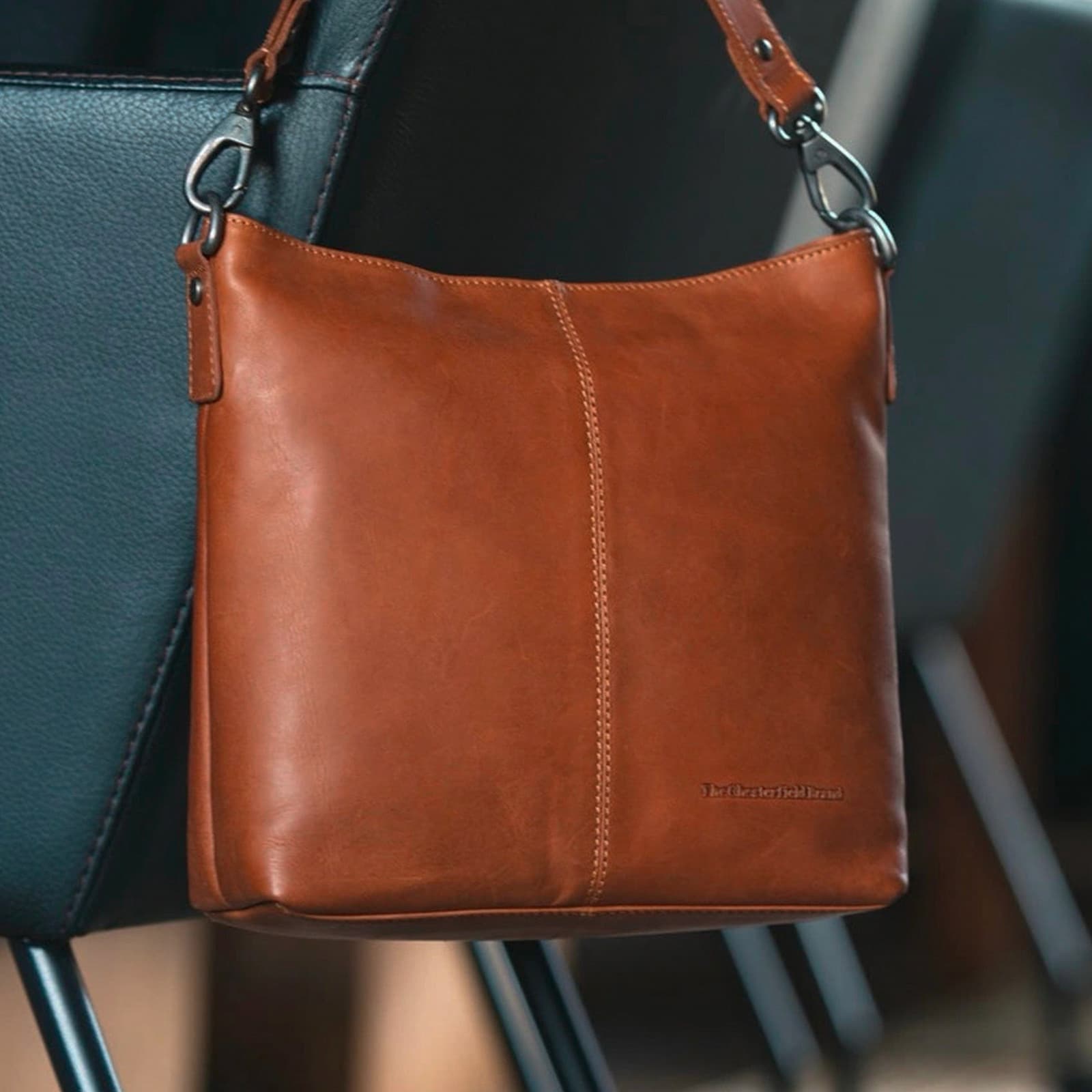 Kožená crossbody kabelka The Chesterfield Brand Beria, hnědá
